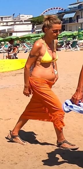 Bikinimature with nice belly!