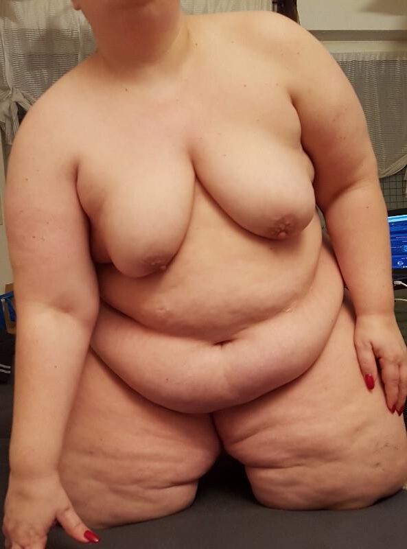 Schamlose SSBBW Fettsau nackt 