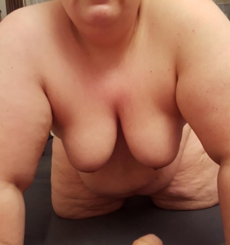 Schamlose SSBBW Fettsau nackt 