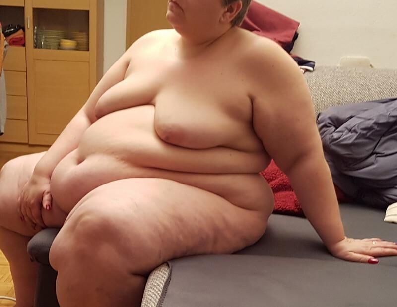 Schamlose SSBBW Fettsau nackt 