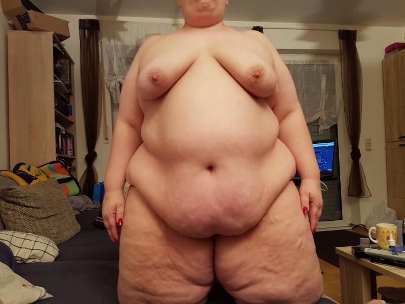 Schamlose SSBBW Fettsau nackt 