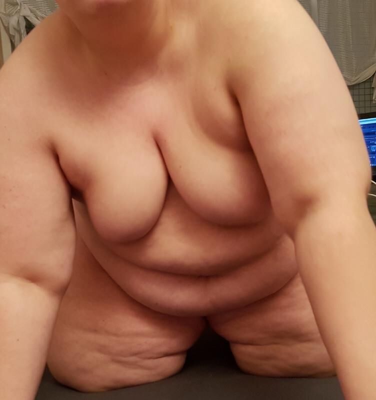 Schamlose SSBBW Fettsau nackt 