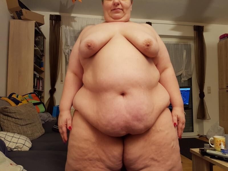 Schamlose SSBBW Fettsau nackt 