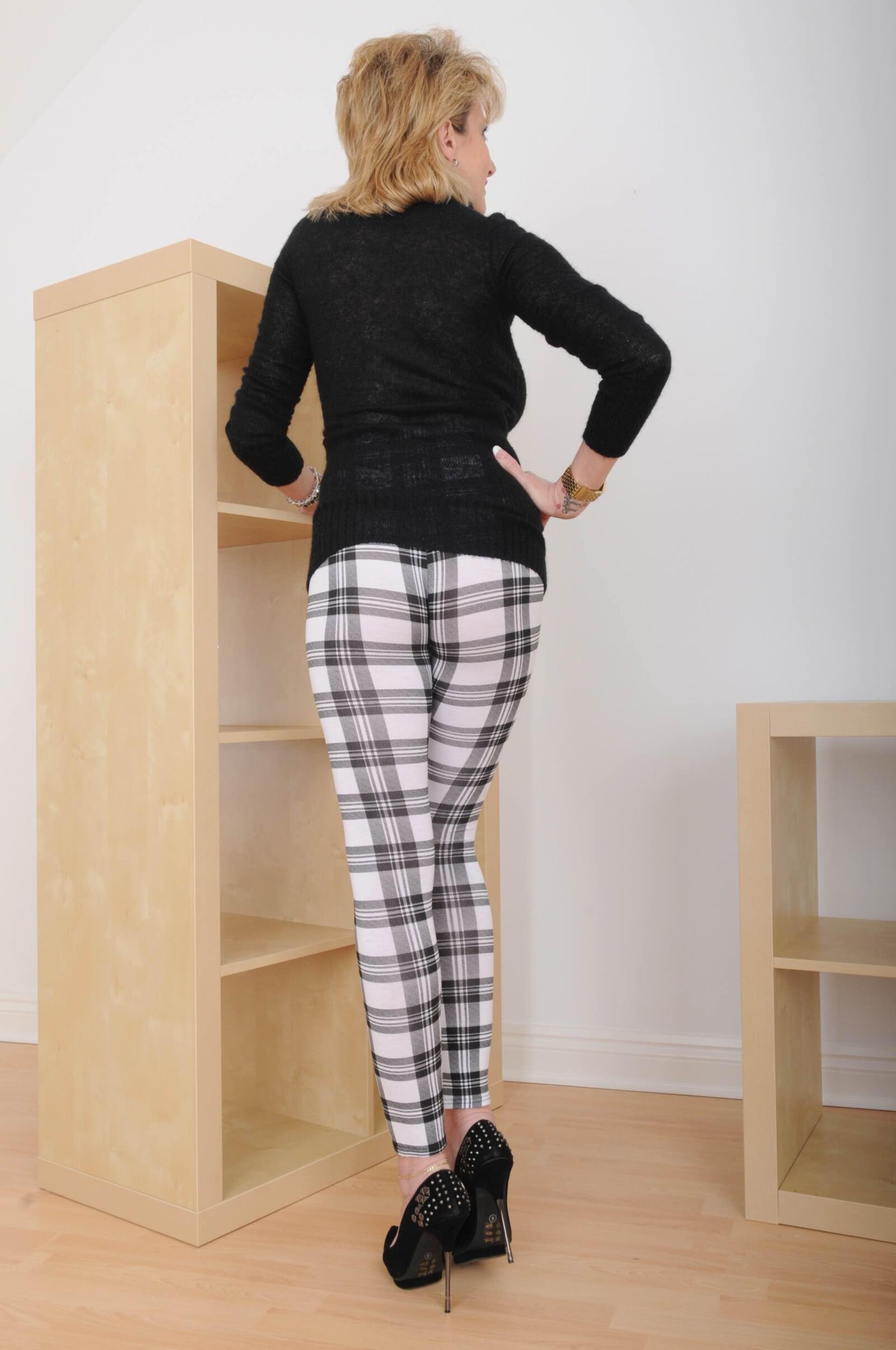 Gill Ellis Young (Lady Sonia) Going Shopping In Leggings