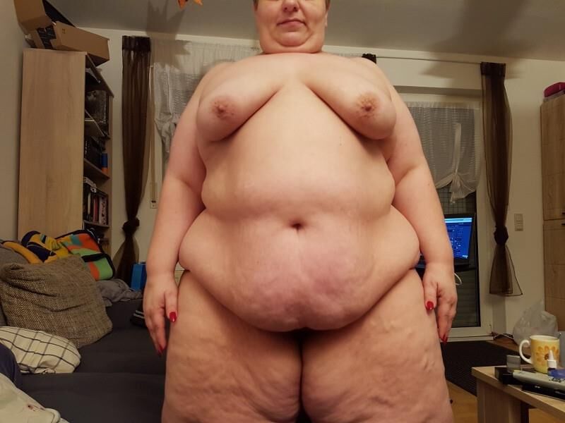 Schamlose SSBBW Fettsau nackt 