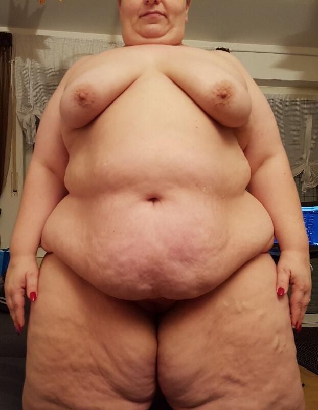 Schamlose SSBBW Fettsau nackt 