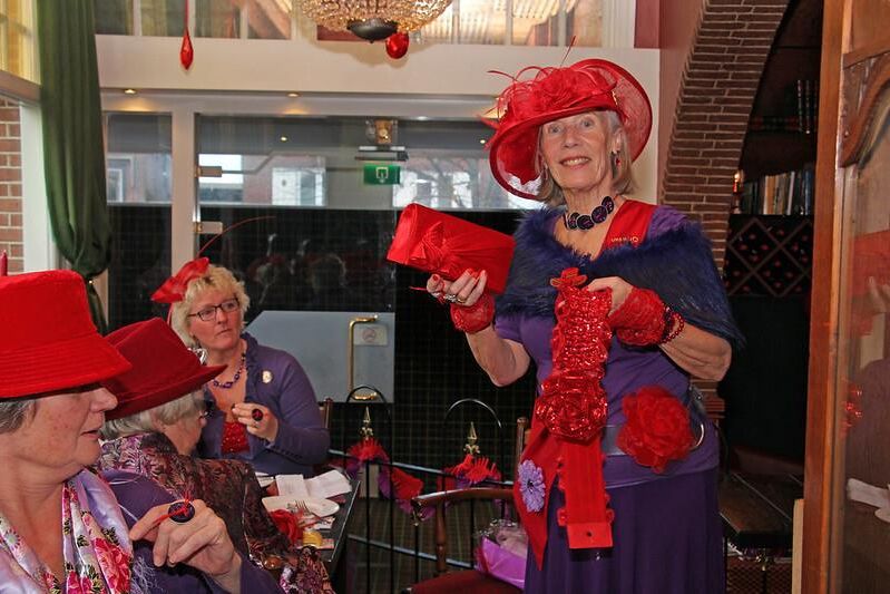 Red Hat Ladies Again Hot To Trot?