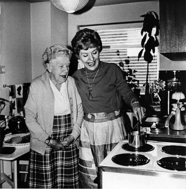 NOELE GORDON