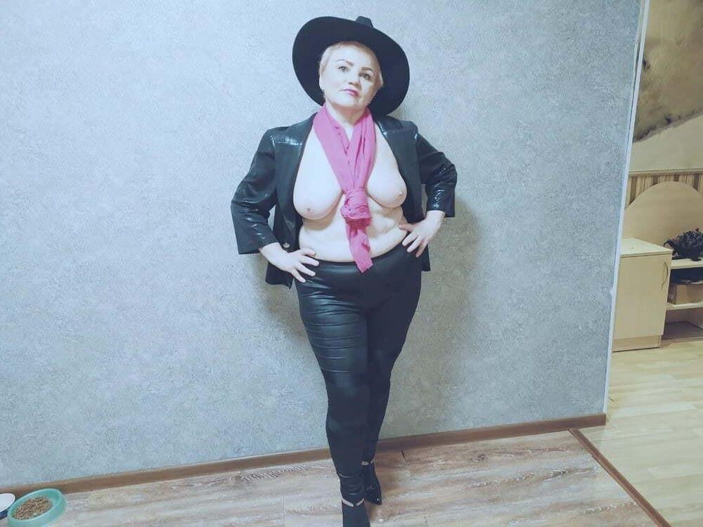 Ruiva madura chamada Lubov Living em Israel