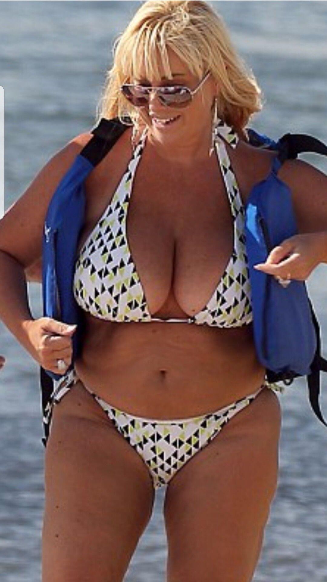 Bikinis und Badeanzüge: Welche mögen Sie? 