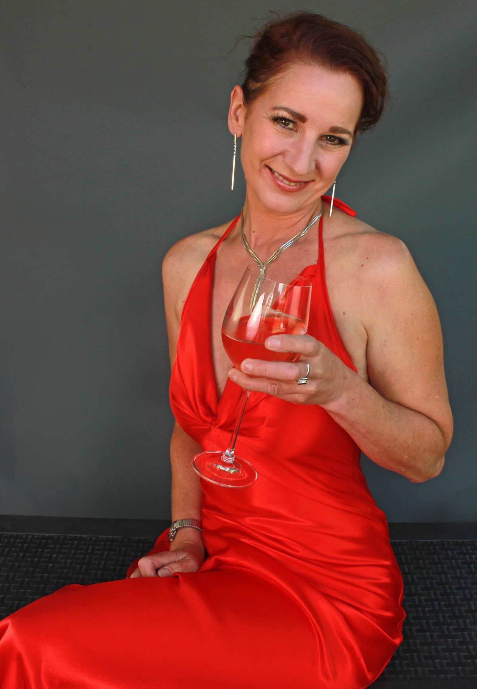 Reife Fuckpig Wining und Lehnung in Red Satin (NN)