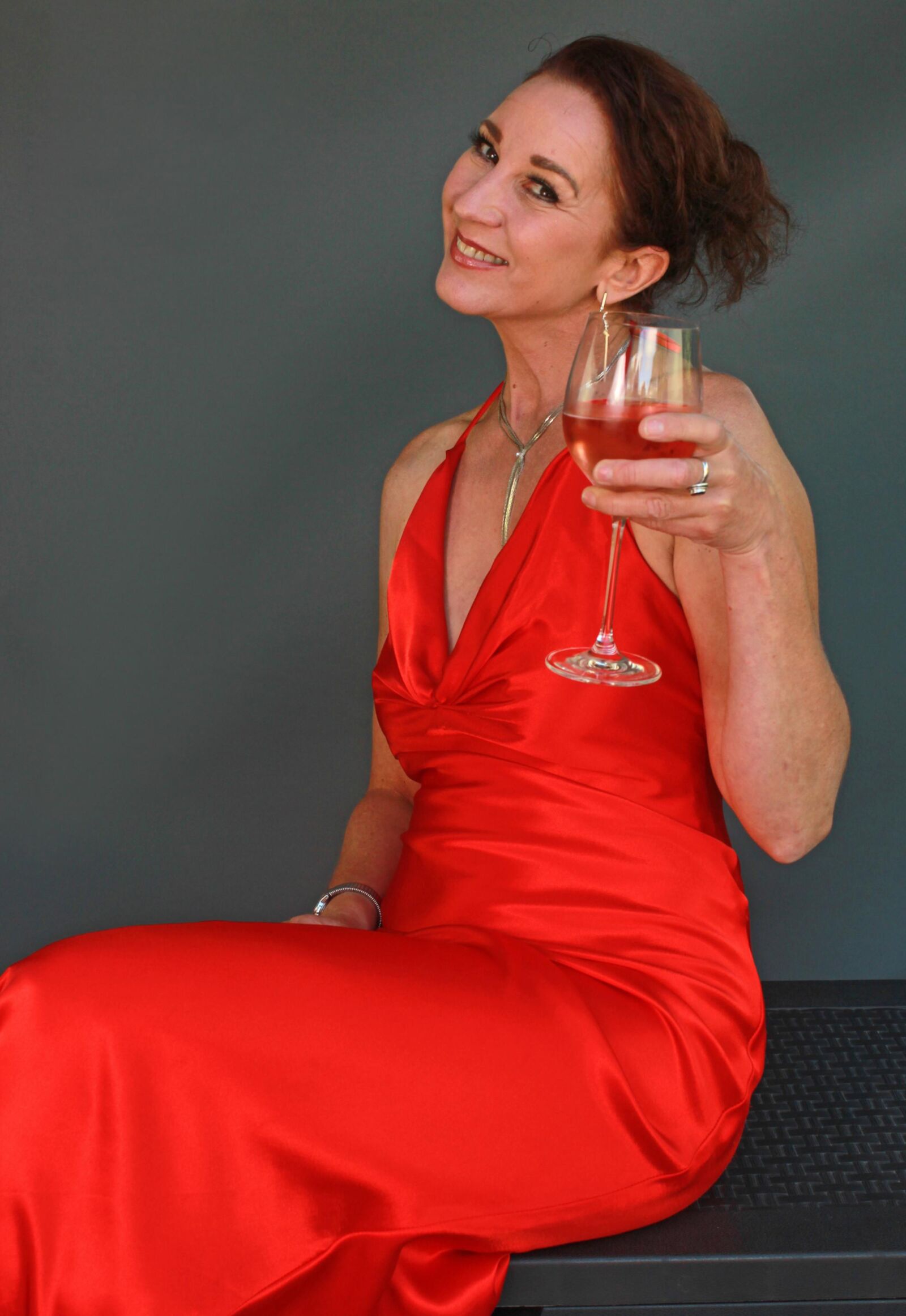 Reife Fuckpig Wining und Lehnung in Red Satin (NN)