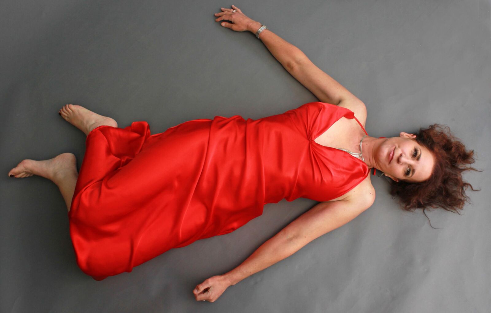 Reife Fuckpig Wining und Lehnung in Red Satin (NN)