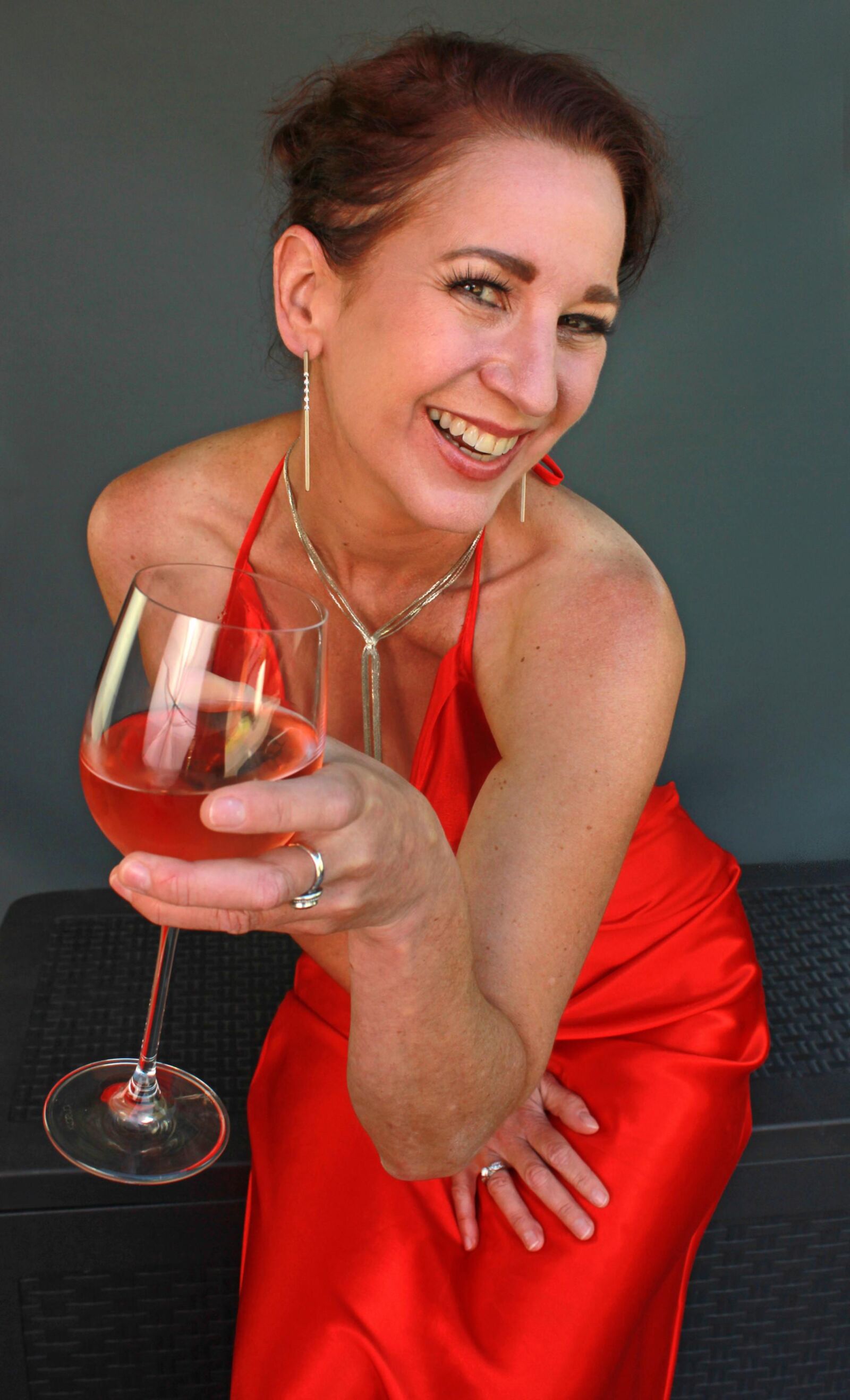 Reife Fuckpig Wining und Lehnung in Red Satin (NN)