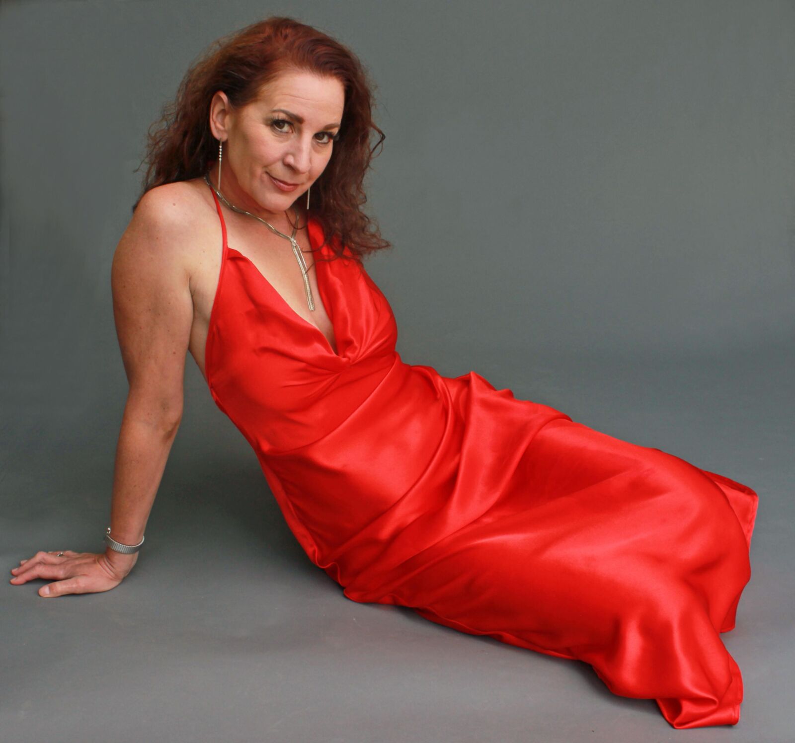 Reife Fuckpig Wining und Lehnung in Red Satin (NN)