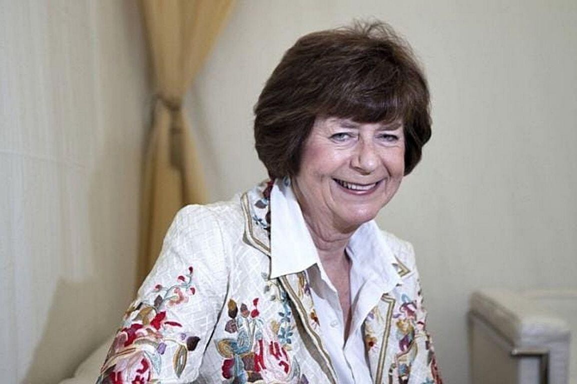 Pam Ayres