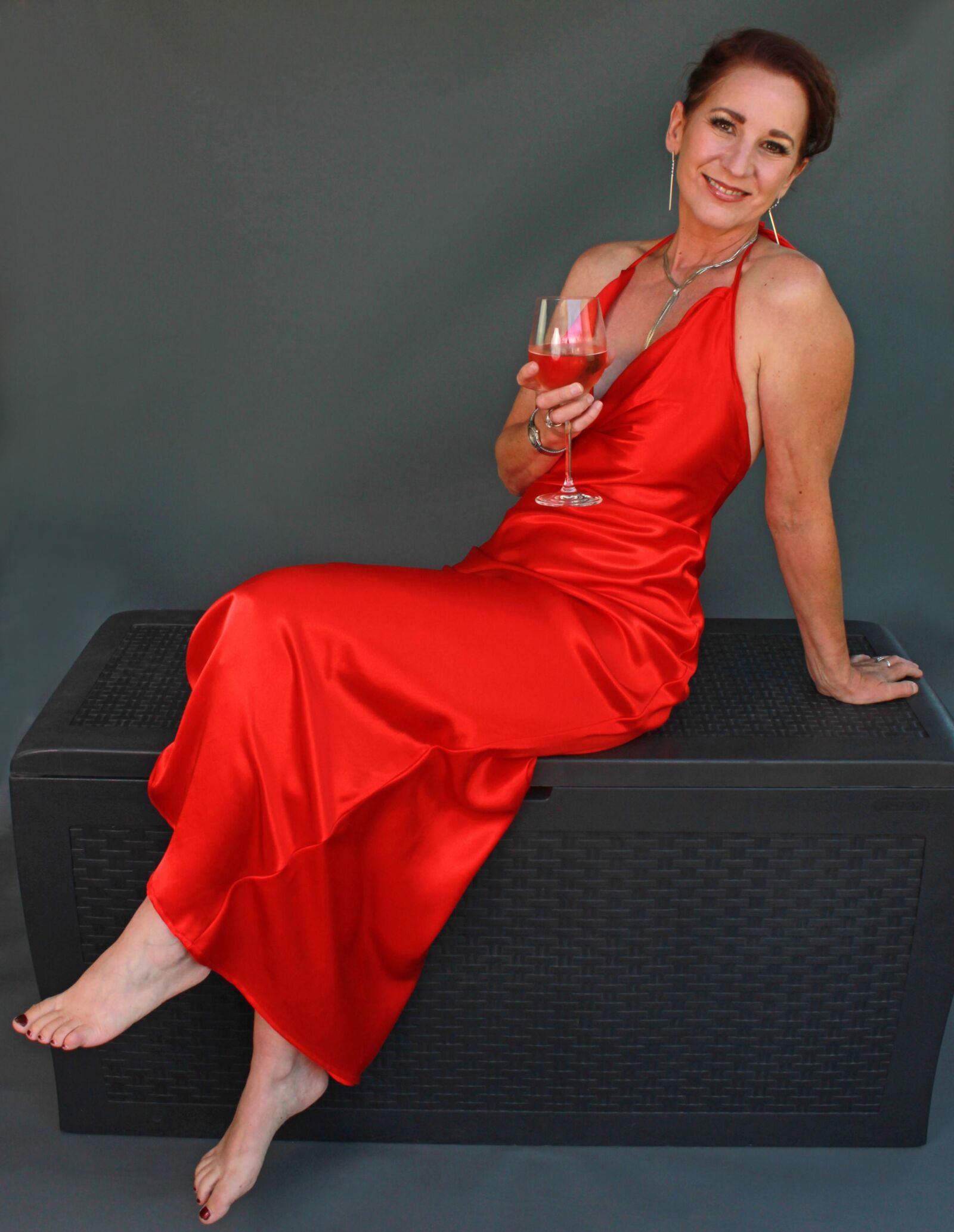 Reife Fuckpig Wining und Lehnung in Red Satin (NN)