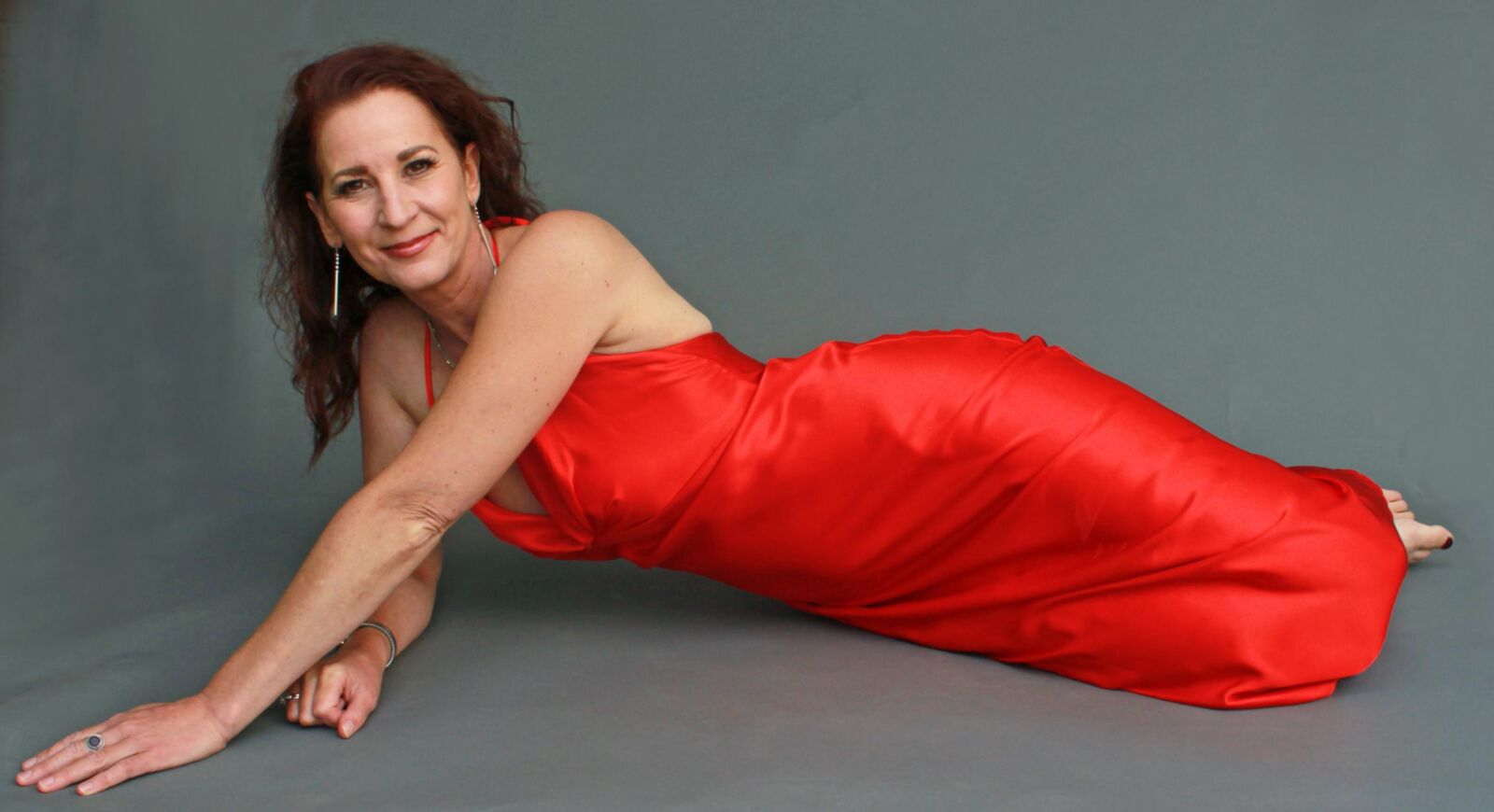 Reife Fuckpig Wining und Lehnung in Red Satin (NN)