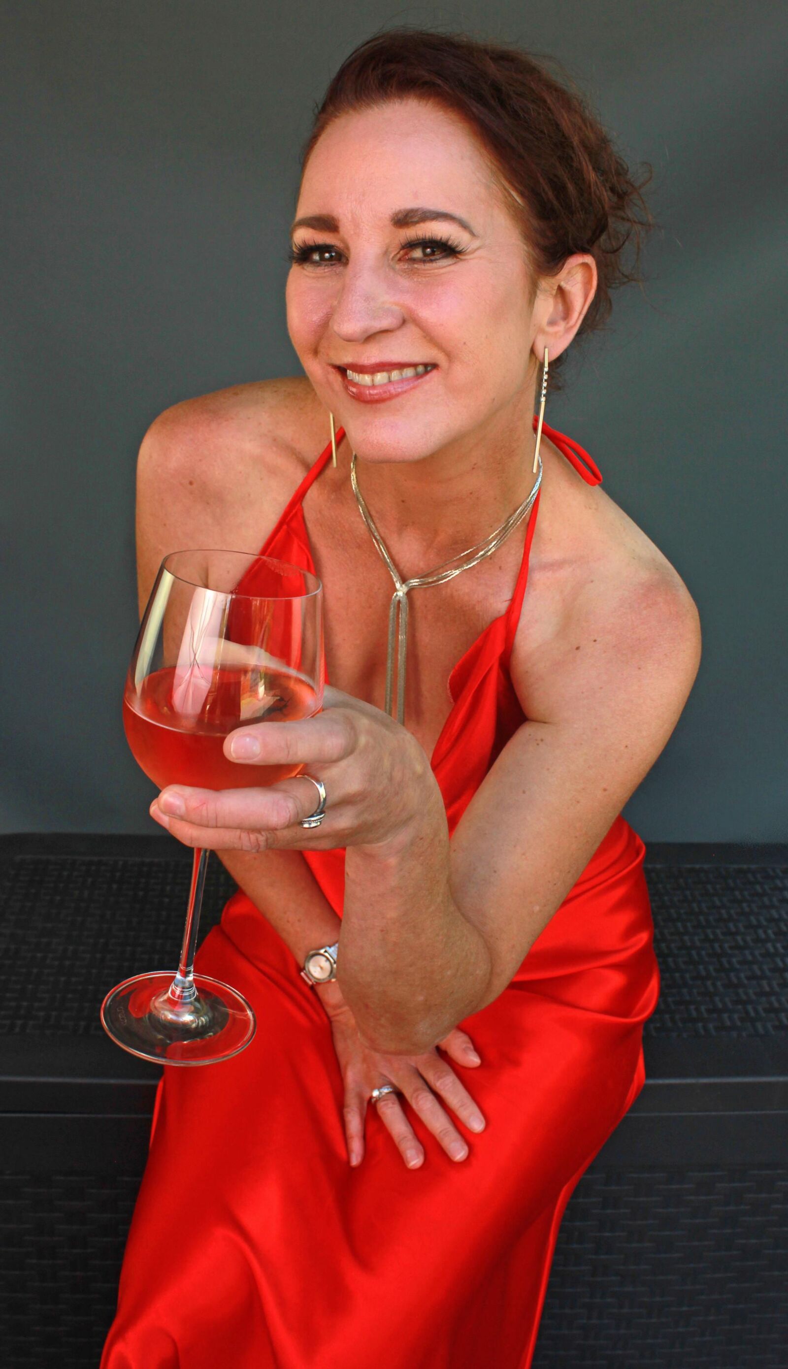 Reife Fuckpig Wining und Lehnung in Red Satin (NN)