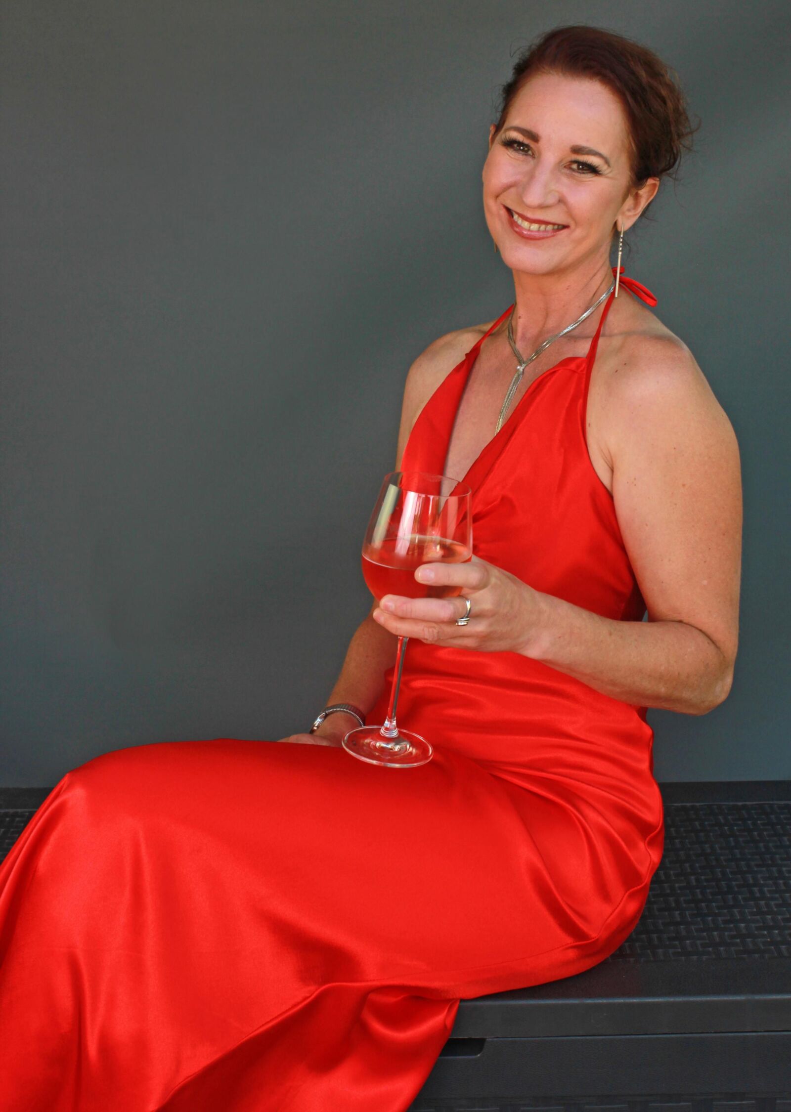Reife Fuckpig Wining und Lehnung in Red Satin (NN)