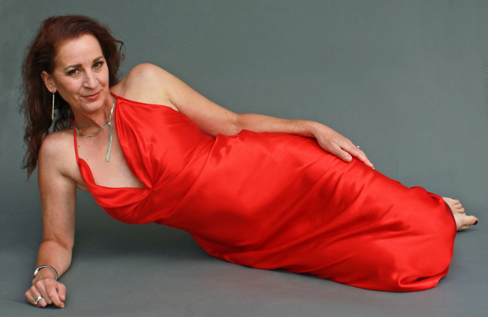 Reife Fuckpig Wining und Lehnung in Red Satin (NN)