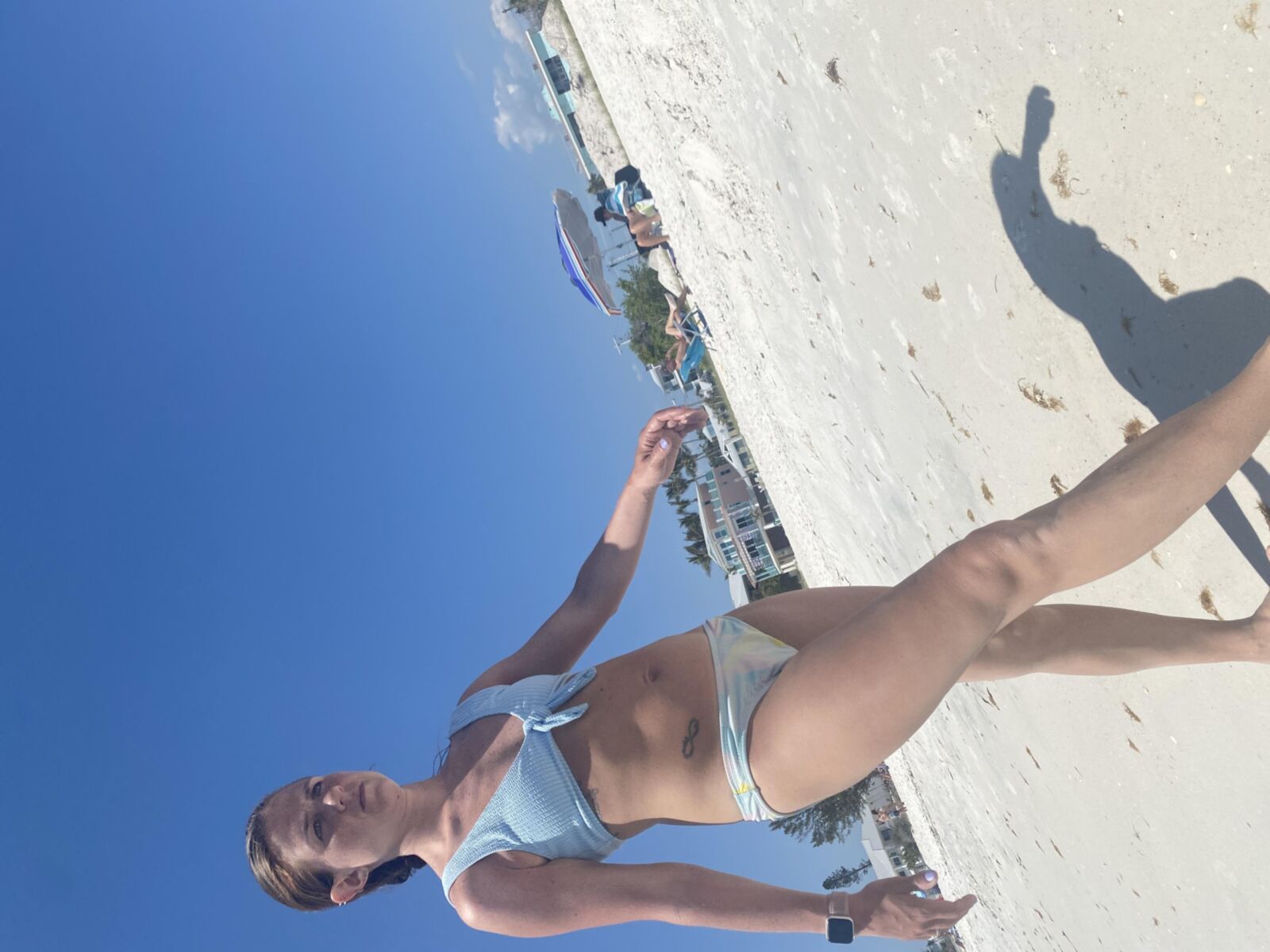 Sin saber cuerpos maduros en la playa que están calvos