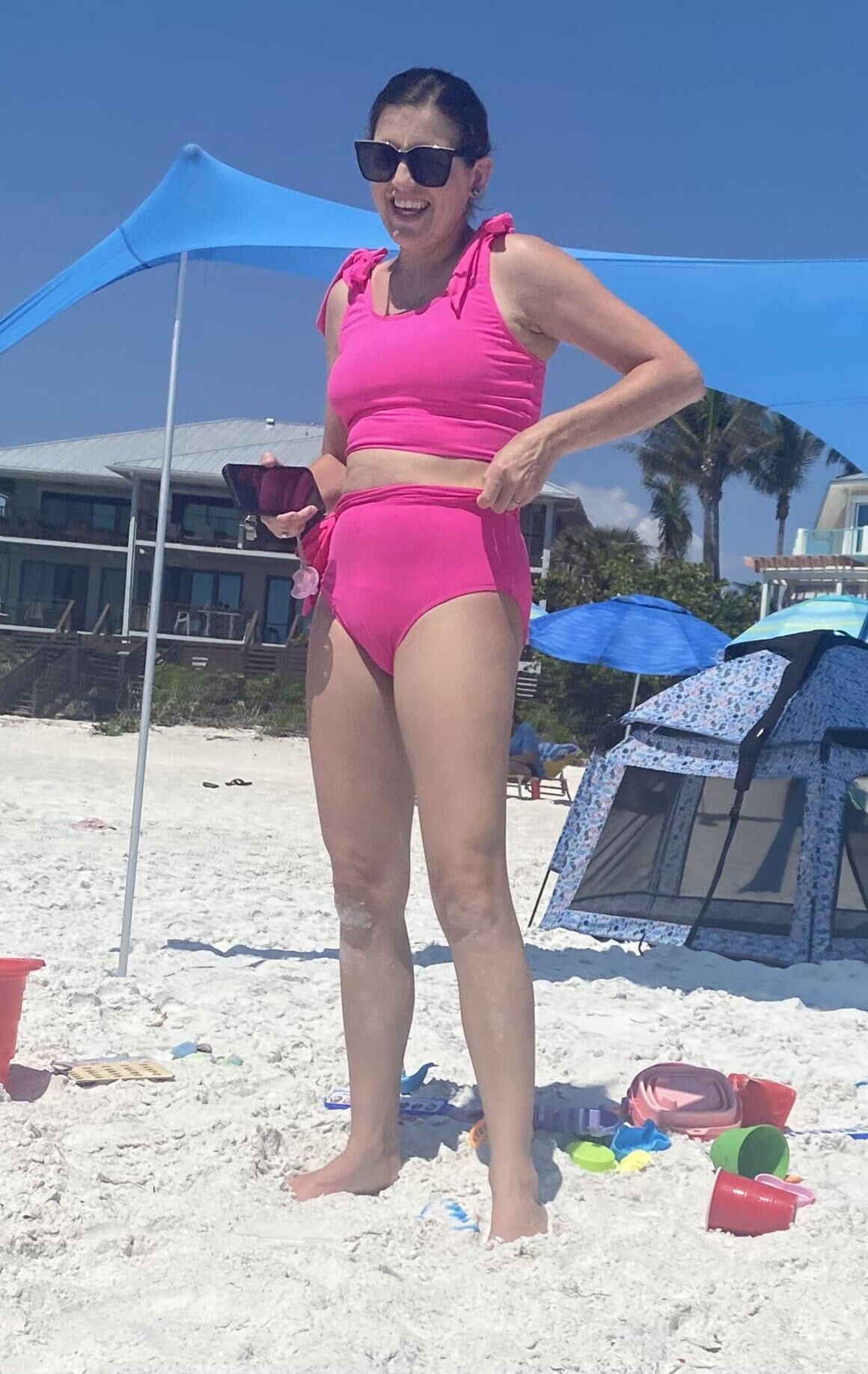 Sin saber cuerpos maduros en la playa que están calvos