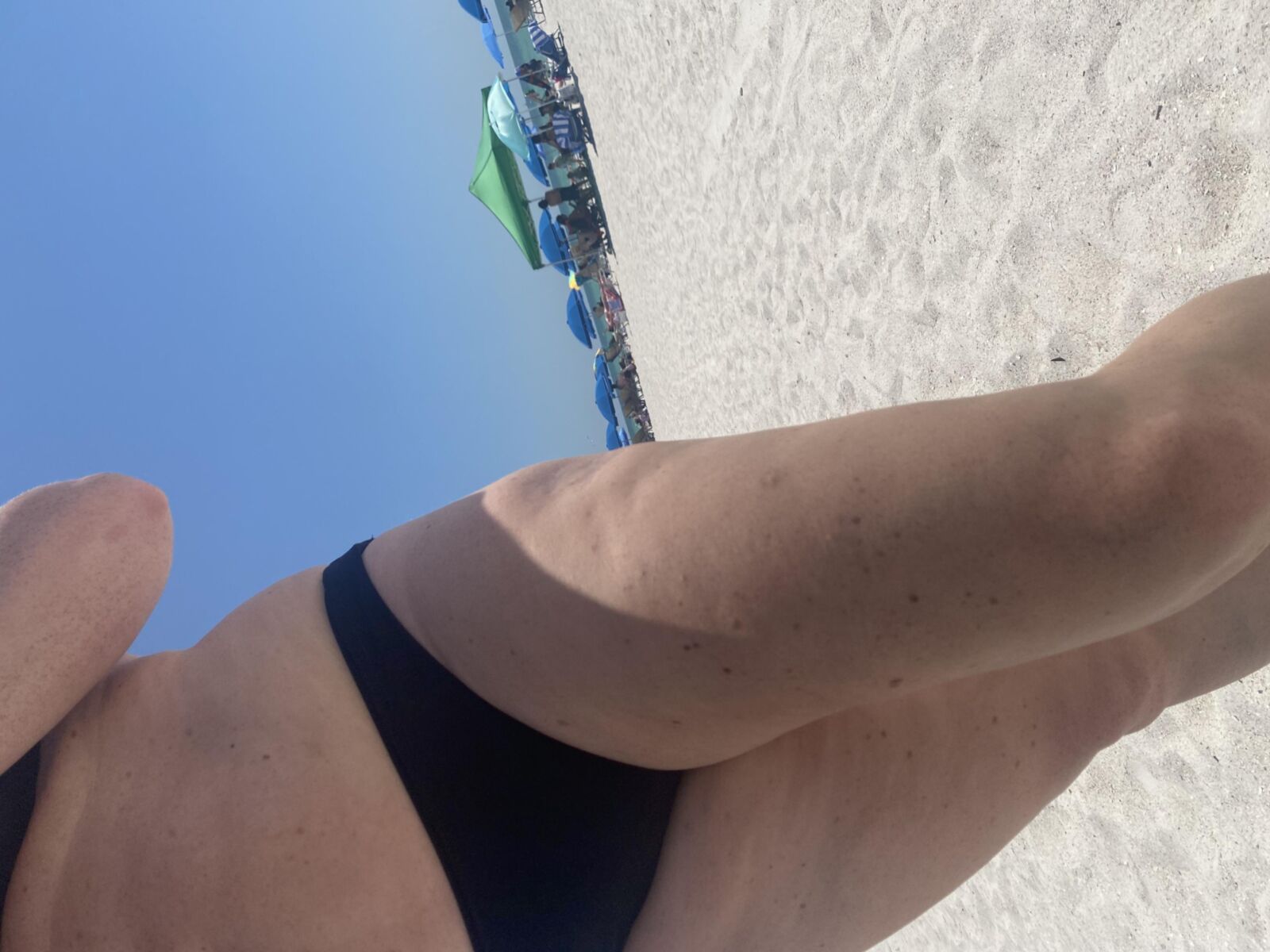 Sin saber cuerpos maduros en la playa que están calvos