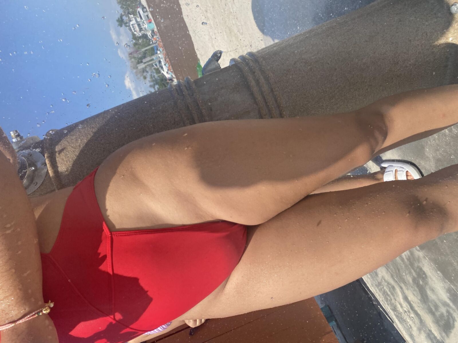 Sin saber cuerpos maduros en la playa que están calvos