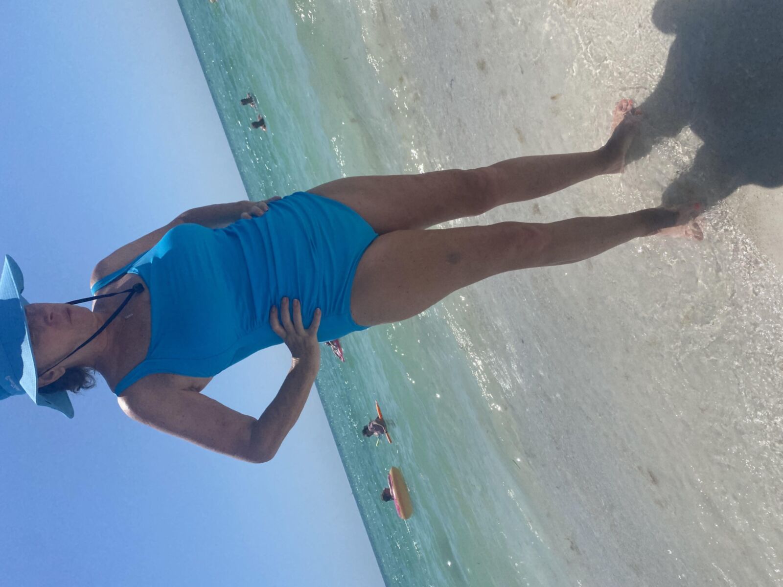 Sin saber cuerpos maduros en la playa que están calvos
