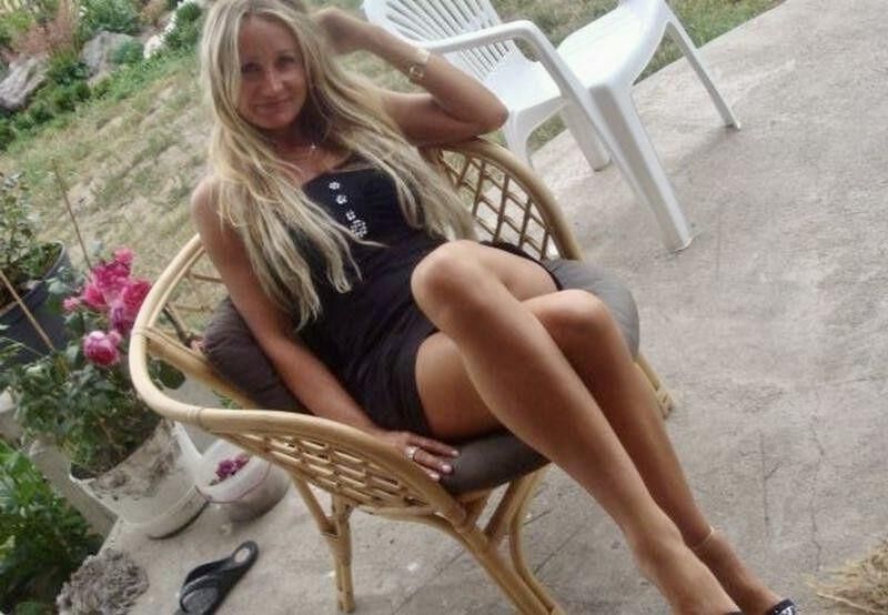 MILF blonde polonaise à jambe et aux jambes
