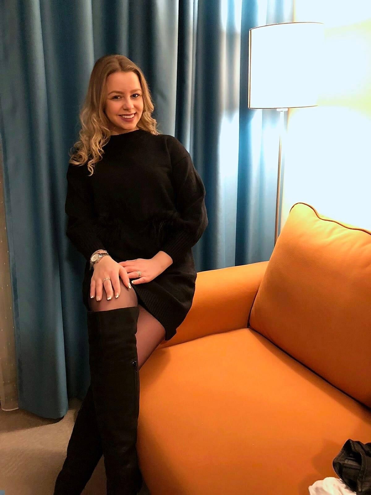 Femmes chaudes portant des robes (non nues)