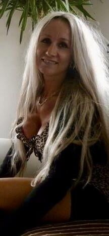 MILF blonde polonaise à jambe et aux jambes
