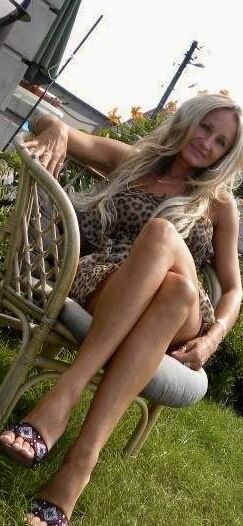 MILF blonde polonaise à jambe et aux jambes