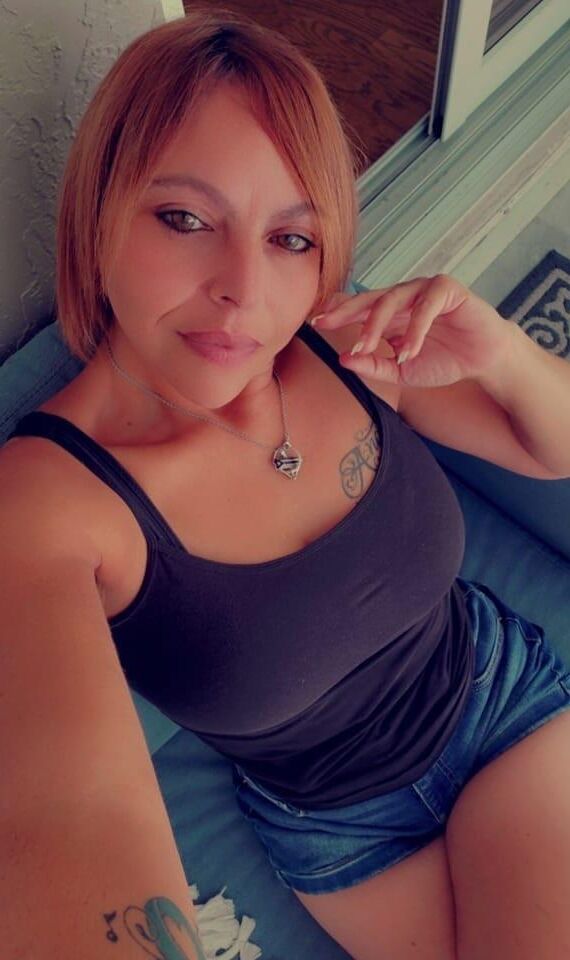 La reina latina de la vieja escuela le encanta mostrar sus pies