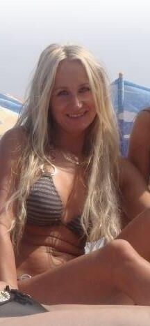 MILF blonde polonaise à jambe et aux jambes