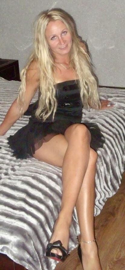 MILF blonde polonaise à jambe et aux jambes