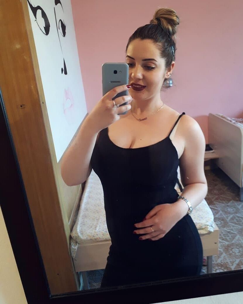 Femmes chaudes portant des robes (non nues)