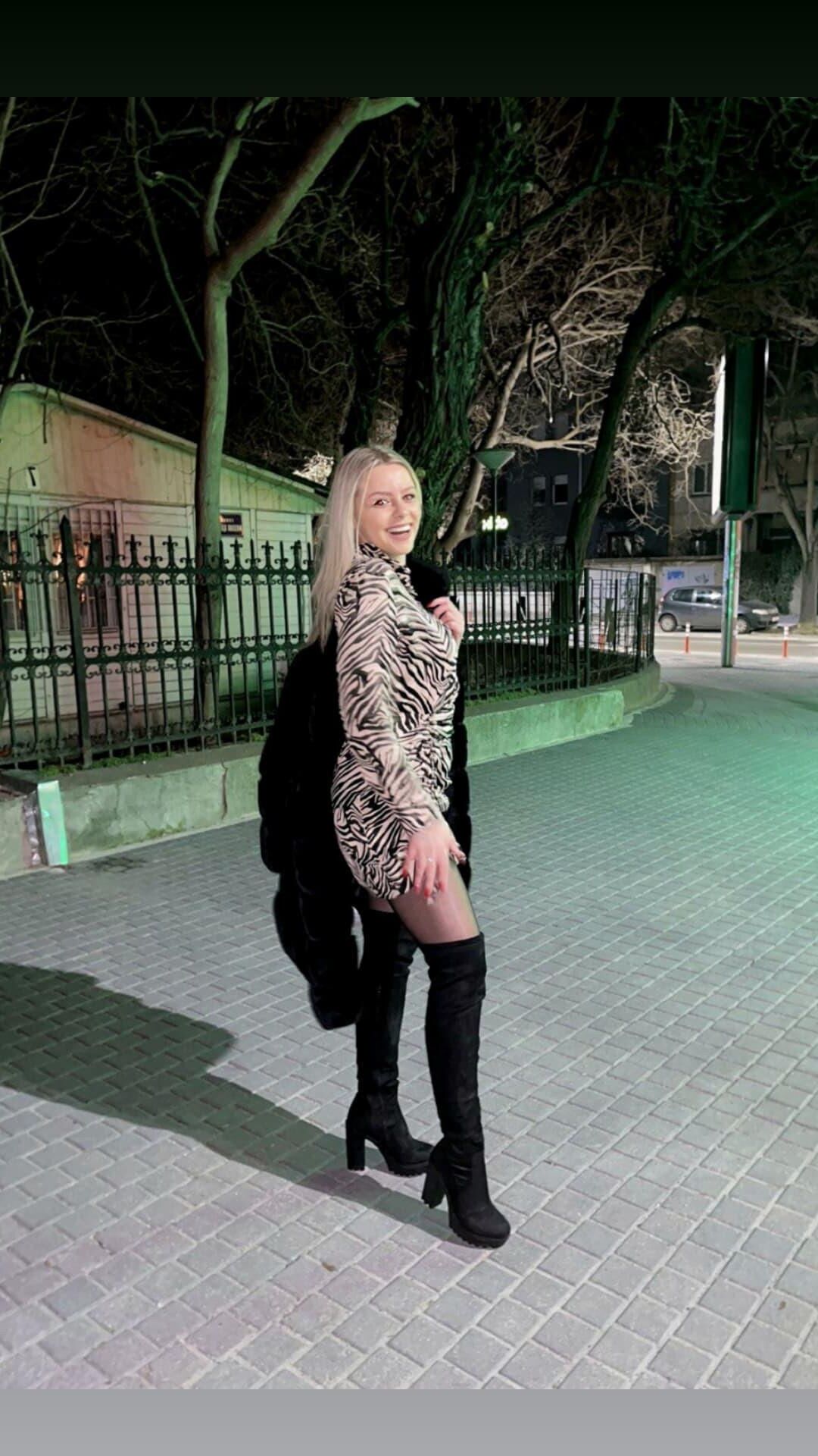 Femmes chaudes portant des robes (non nues)