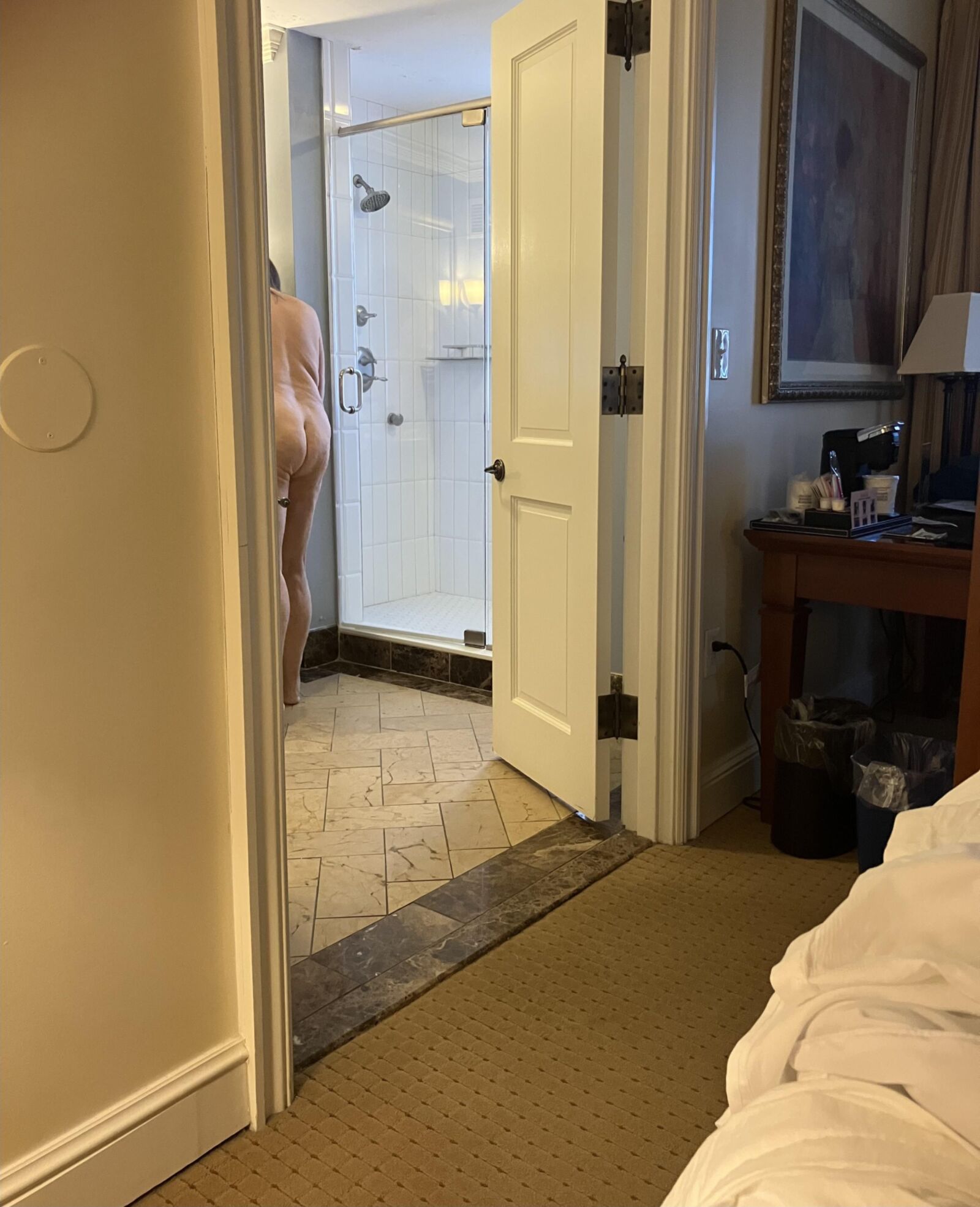 Gf douche et s'habiller dans notre chambre