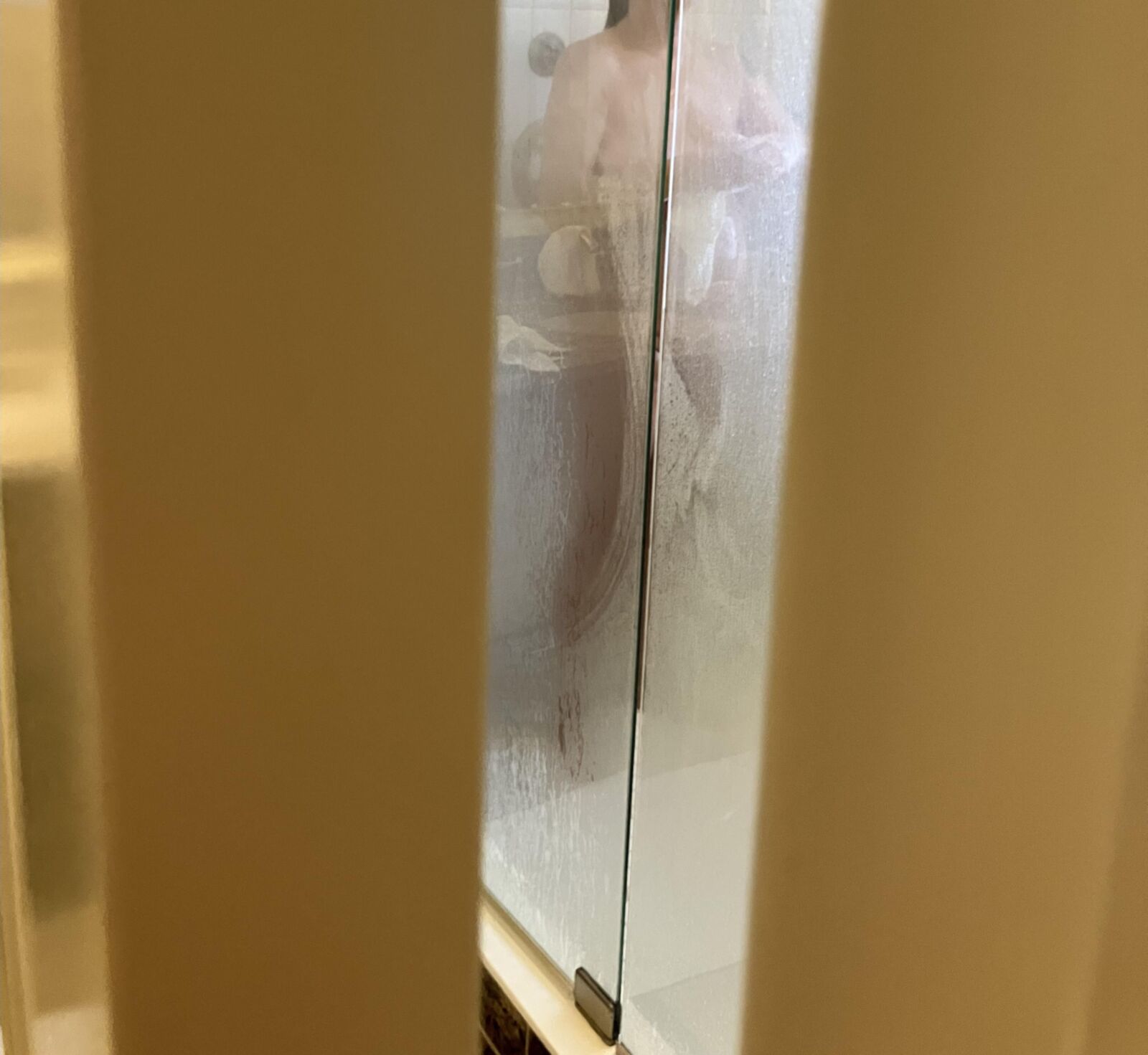 Gf douche et s'habiller dans notre chambre