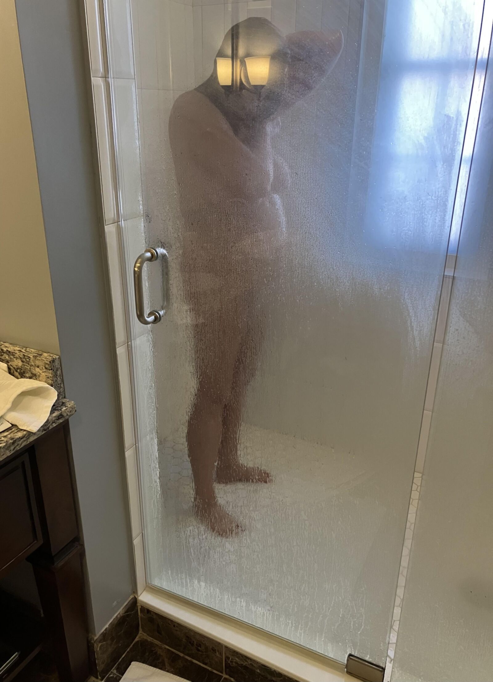 Gf douche et s'habiller dans notre chambre