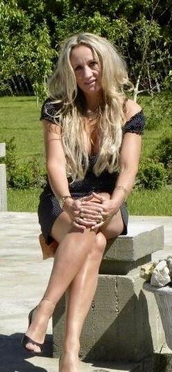 MILF blonde polonaise à jambe et aux jambes