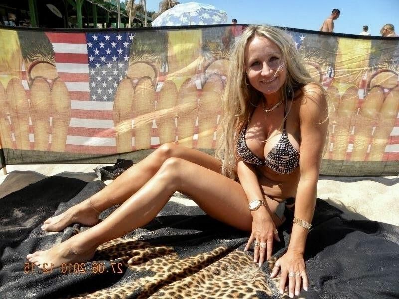 MILF blonde polonaise à jambe et aux jambes