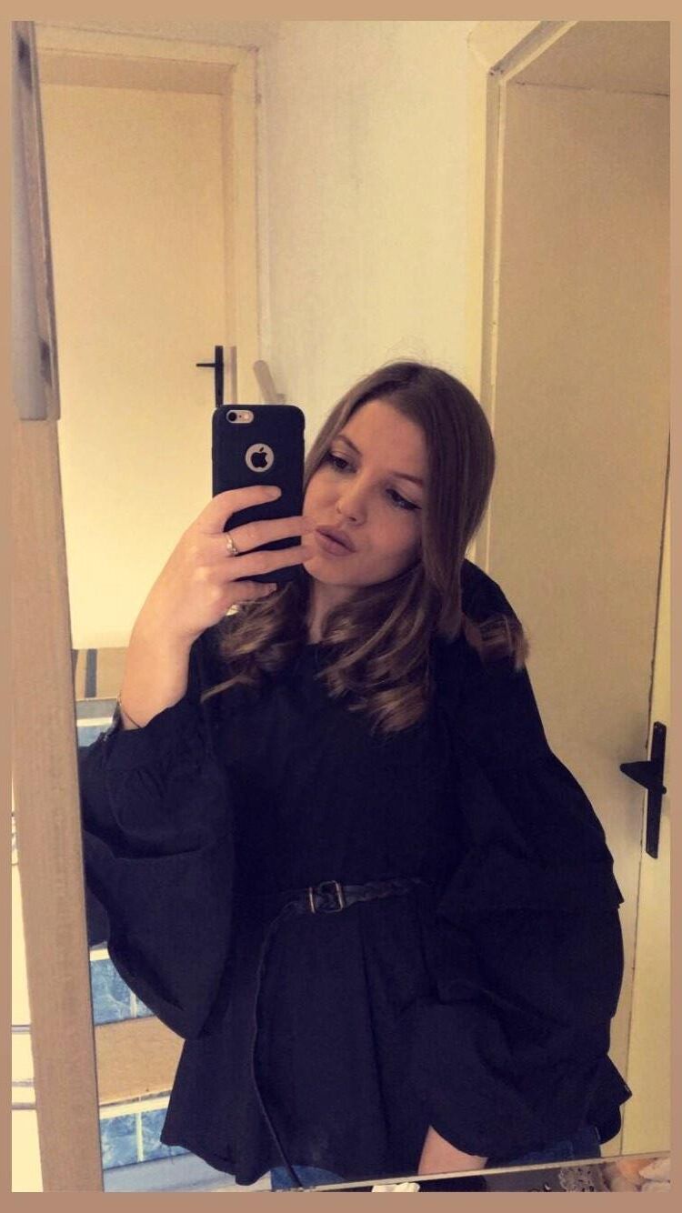 Femmes chaudes portant des robes (non nues)