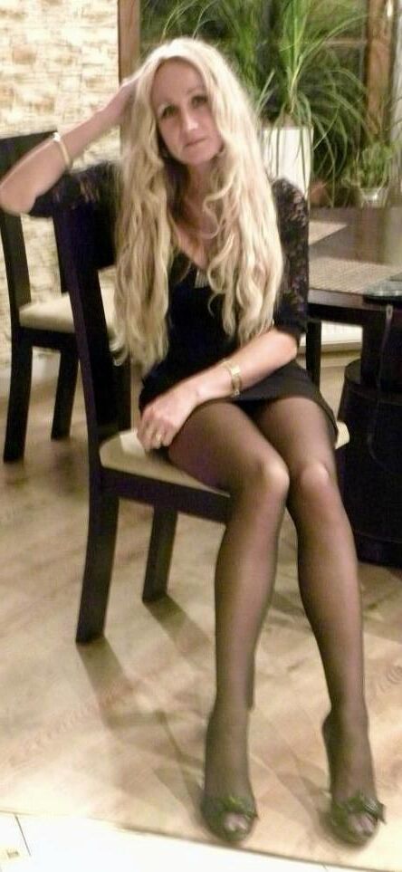 MILF blonde polonaise à jambe et aux jambes