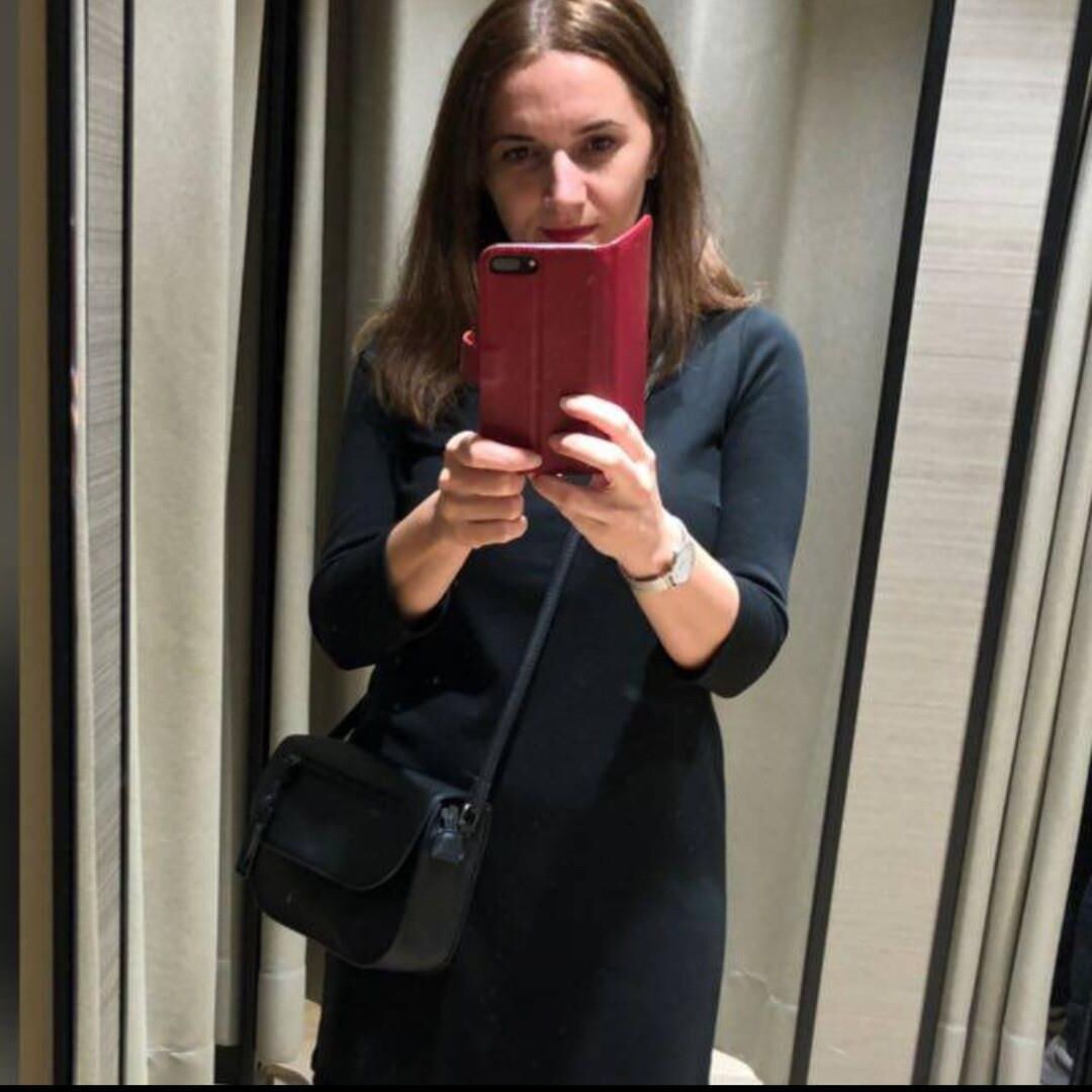Femmes chaudes portant des robes (non nues)