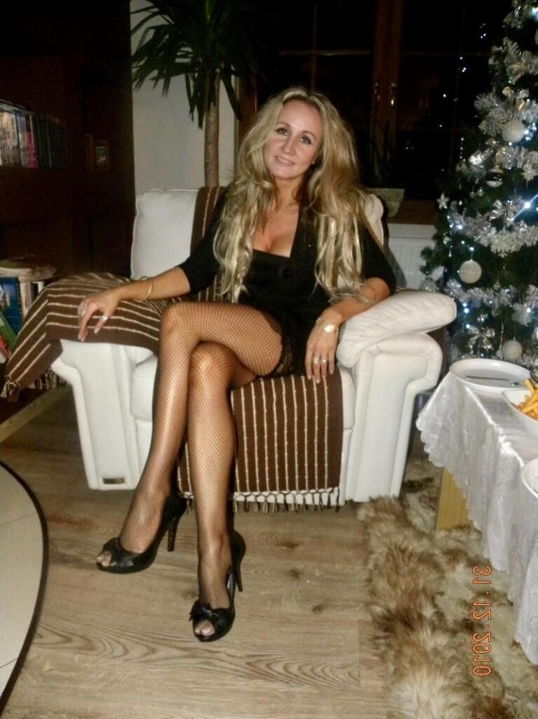 MILF blonde polonaise à jambe et aux jambes