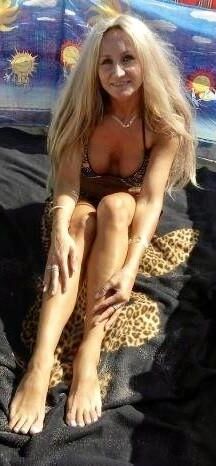 MILF blonde polonaise à jambe et aux jambes