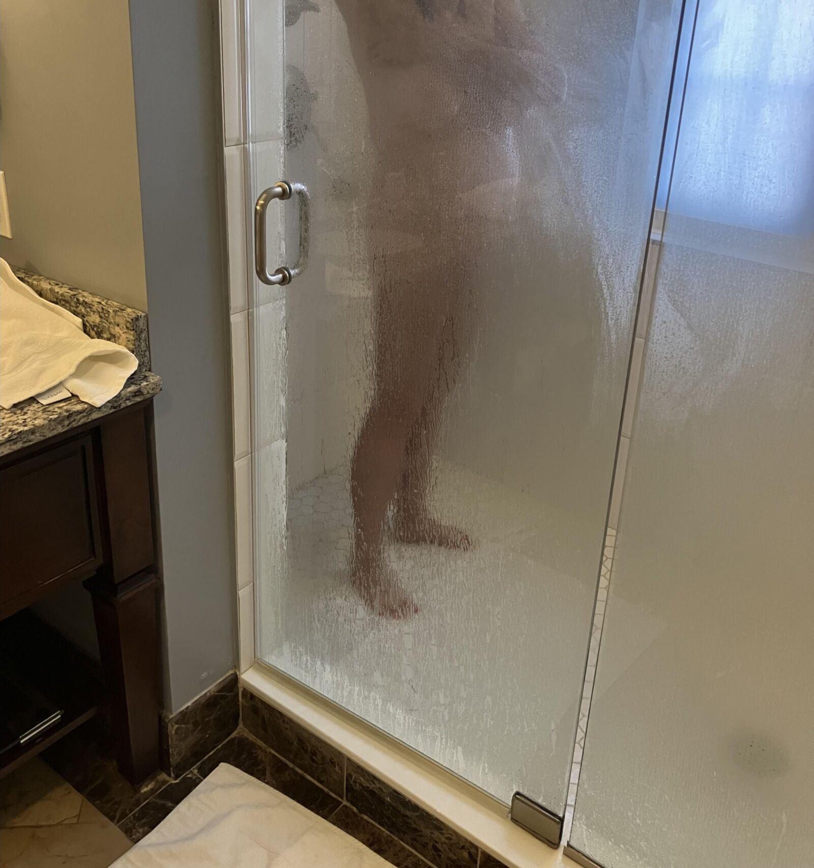 Gf douche et s'habiller dans notre chambre